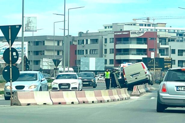 galerie foto accident rutier la hanul piratilor o masina s a urcat pe parapetul despartitor 67fb94306ac93