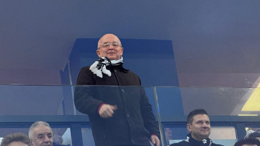 galerie foto emil boc alaturi de sepcile rosii la derby ul cu dinamo gestul edilului cand a vazut ca e fotografiat 67faa4345a2b3