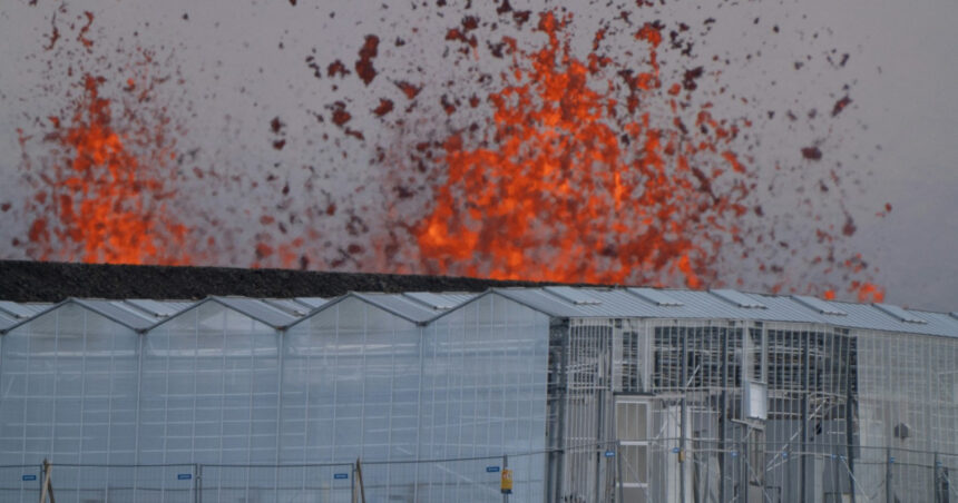 Erupție vulcanică în Islanda: turiști și localnici evacuați 1 galerie foto eruptie vulcanica in islanda turisti si localnici evacuati 67ecd4530647e