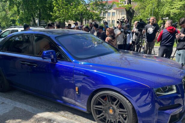 galerie foto gigi becali si a etalat noul rolls royce de 500 000 de e la palat 6806115922ab7
