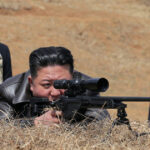 galerie foto kim jong un a testat o noua arma o pusca de lunetist 67f0c890c8011