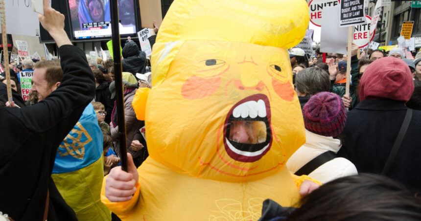 galerie foto manifestatii anti trump in mai multe orase din sua sub sloganul jos mainile care sunt nemultumirile americanilor 67f224498ae82