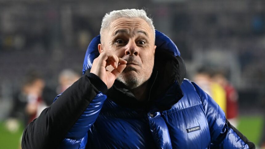 galerie foto marius sumudica din nou cu geaca norocoasa la derby ul rapid dinamo 67f2d3f46f911