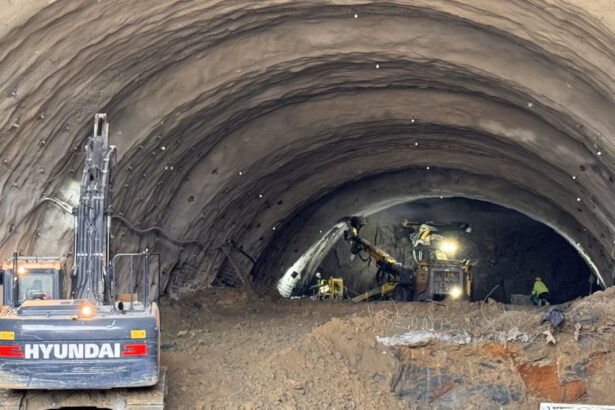 galerie foto zeci de metri forati la primul tunel al sectorului margina holdea de pe autostrada a1 echipele lucreaza 24 din 24 ore 67eec4ffb3c92