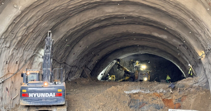 galerie foto zeci de metri forati la primul tunel al sectorului margina holdea de pe autostrada a1 echipele lucreaza 24 din 24 ore 67eec4ffb3c92