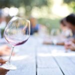 grafice vanzarile de vin au cazut la nivel global cel mai slab nivel din ultimii 60 de ani tinerii nu mai beau atat de mult ca parintii lor 6804e481e3f5a