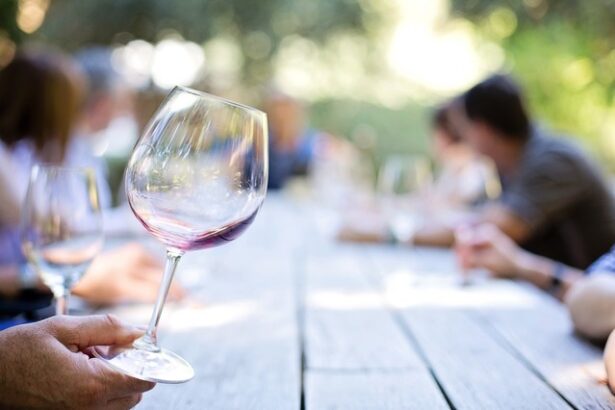 grafice vanzarile de vin au cazut la nivel global cel mai slab nivel din ultimii 60 de ani tinerii nu mai beau atat de mult ca parintii lor 6804e481e3f5a