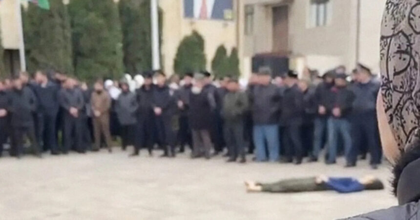 imagini de evul mediu in cecenia autoritatile sunt acuzate ca au expus public cadavrul unui adolescent acuzat ca a atacat politia 67f7f8031ea77