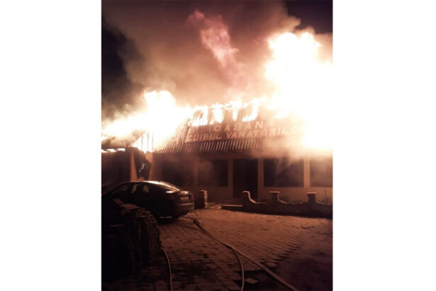 incendiu la tortoman o cabana vanatoreasca a luat foc mai multe autospeciale de pompieri actioneaza la fata locului 67f5788e4bf1f