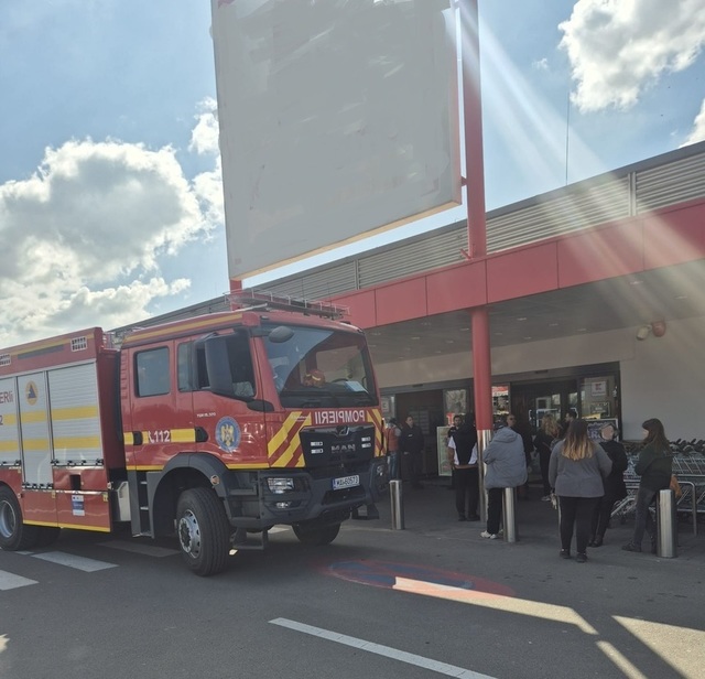 incendiu la un restaurant din incinta unui supermarket din oradea circa 150 de persoane au iesit din cladire 67efd712c3024