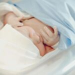 incredibil tanara de 19 ani incatusata pentru rapirea unui bebelus din maternitate nou nascutul ascuns in halat 680f235303119