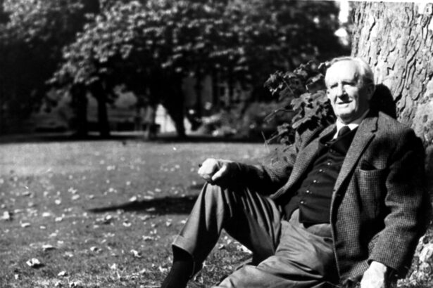 j r r tolkien autorul uneia dintre cele mai frumoase carti de fantezie stapanul inelelor nu tot ce straluceste este aur si nu toti cei care ratacesc sunt pierduti 67ffb4a003d90