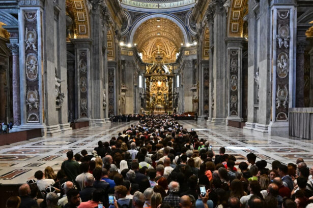 live videotext roma sub asediul celor care vor participa la funeraliile papei mormantul suveranului pontif va putea fi vizitat de duminica 680a4555aac17