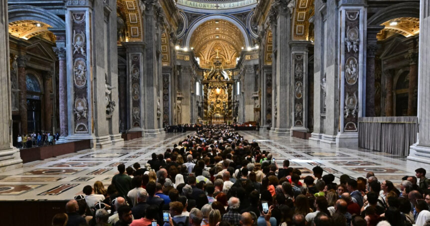 live videotext roma sub asediul celor care vor participa la funeraliile papei mormantul suveranului pontif va putea fi vizitat de duminica 680a4555aac17