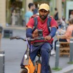 livratorii straini din romania incep sa reclame ca sunt hartuiti de angajatori si concediati abuziv doi s au dus la proces si au primit si reparatii morale cum au trait si lucrat 680772630c830