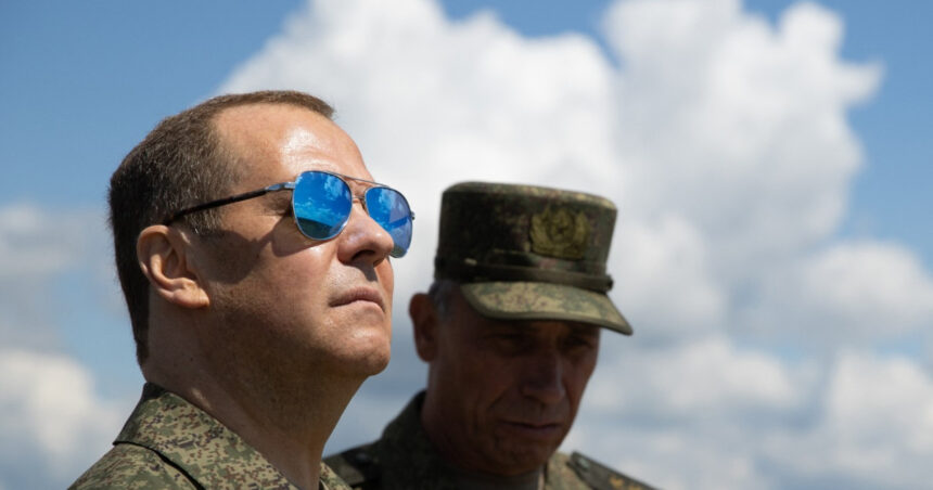 Medvedev anticipează Al Treilea Război Mondial, acuzând Vestul de declanșarea unui conflict împotriva Rusiei în Ucraina. 1 medvedev prezice al treilea razboi mondial acuzand vestul ca a pornit un razboi impotriva rusiei in ucraina 67f4e37d3ccb4