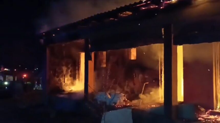 o cabana vanatoreasca din localitatea dropia a ars intr un incendiu 67f61500b11ad