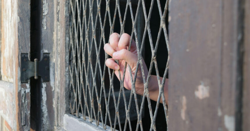 o femeie din dambovita a fost prinsa ca trimitea prin corespondenta sotului incarcerat droguri impregnate in hartie 680104933e564