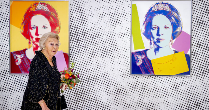 o primarie din olanda a aruncat din greseala la gunoi un portret al reginei beatrix semnat de warhol regretam acest lucru 680b3854ba5c9