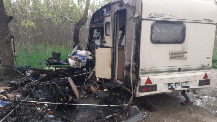 o rulota a luat foc in harsova o femeie de 72 de ani a suferit arsuri pe 70 din suprafata corpului 6803c993009ee