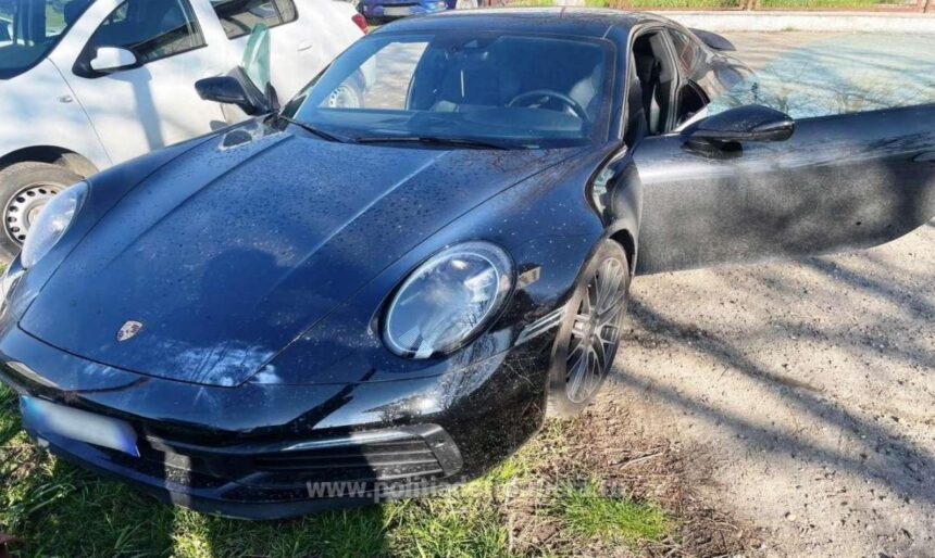 politistii de frontiera au dat alerta un roman prins la volanul unui porsche furat din italia 67fb98795f4ee