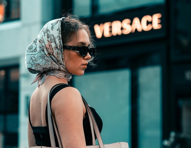 prada va anunta saptamana aceasta preluarea versace 67f3773461934