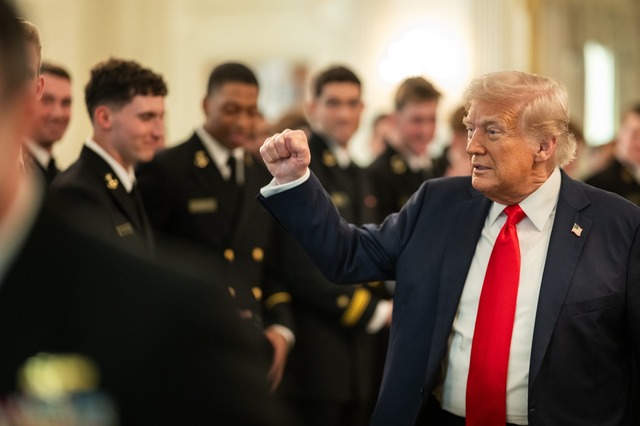 primele 100 de zile ale lui trump presedintele america first rastoarna ordinea mondiala 680f1fd7c6104