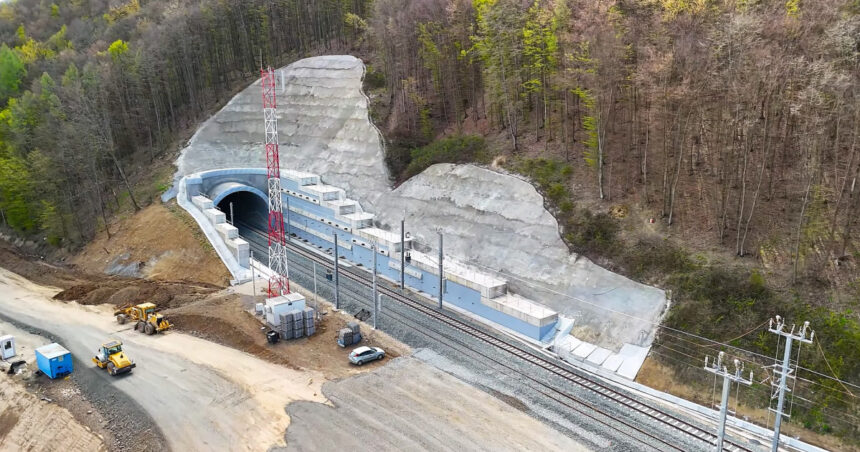 pro infrastructura in cateva saptamani vom avea primul tren care trece prin tunelul batuta dupa 4 ani si jumatate de intarziere 6800c1fe5a03f
