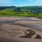 protest greenpeace pe terenul de golf trump turnberry din scotia timpul sa rezistam lupta impotriva dominatiei miliardarilor 681246e7c6b4d