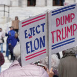 proteste de amploare impotriva lui trump in sua anuntate sambata trump musk si acolitii lor miliardari orchestreaza un asalt total 67f132892f02a