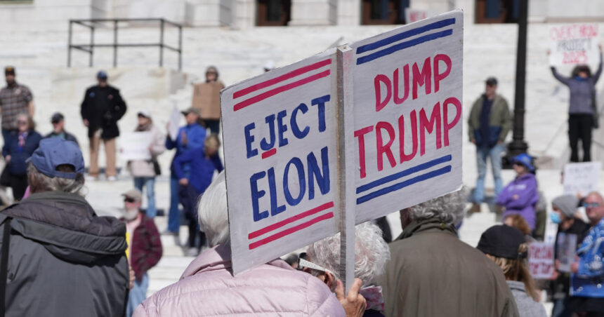 proteste de amploare impotriva lui trump in sua anuntate sambata trump musk si acolitii lor miliardari orchestreaza un asalt total 67f132892f02a