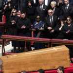 protocolul vaticanului a fost incalcat pentru zelenski i s a oferit un loc special in primul rand la funeraliile papei 680d473b0ad08
