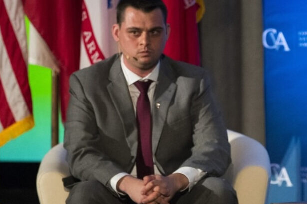 scurgere de informatii la pentagon dan caldwell consilier de top al lui pete hegseth a fost suspendat si dat afara din cladire 67ff3e855b46d