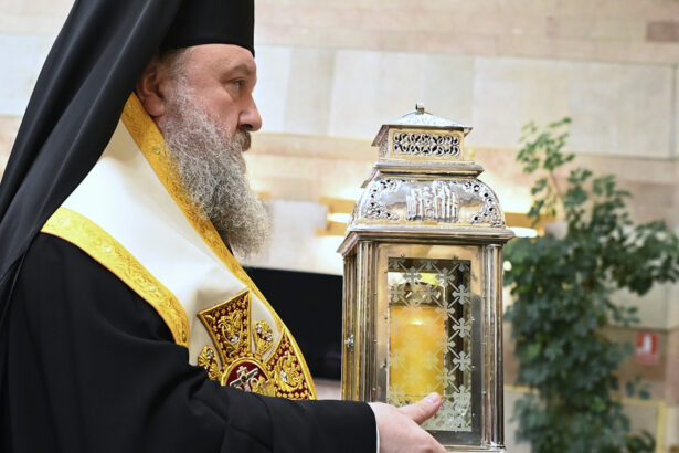 sfanta lumina va fi adusa sambata de la ierusalim si va fi oferita tuturor delegatiilor eparhiilor patriarhiei romane 67ff56c20ea1e
