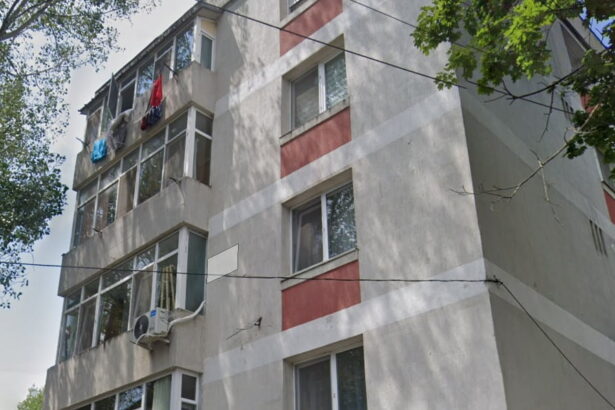 si a inchis balconul fara autorizatie dar a fost chemat in judecata si obligat sa desfiinteze tot fiindca primaria nu a raspuns la timp solicitarii 6800497259166