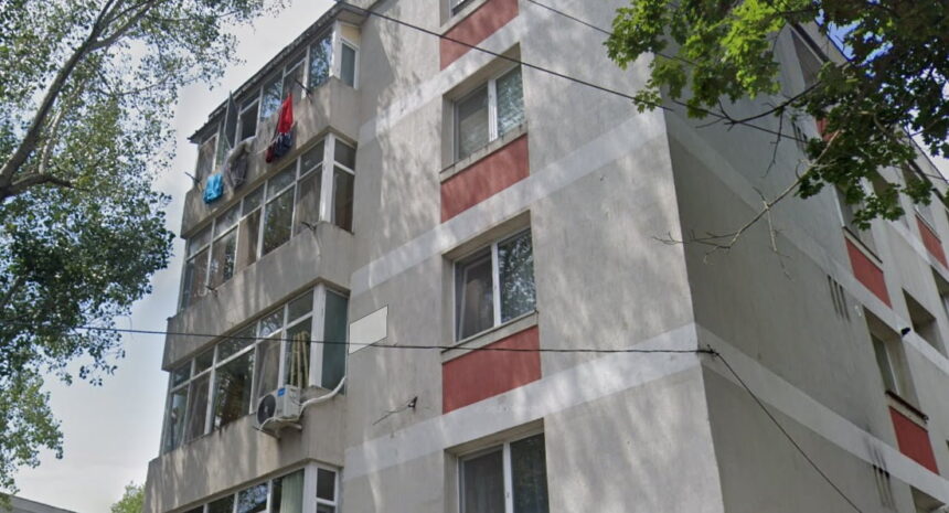 si a inchis balconul fara autorizatie dar a fost chemat in judecata si obligat sa desfiinteze tot fiindca primaria nu a raspuns la timp solicitarii 6800497259166