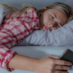 timpul petrecut pe ecrane in pat inainte de culcare duce la probleme de somn cum se poate combate insomnia 67f42913391fa