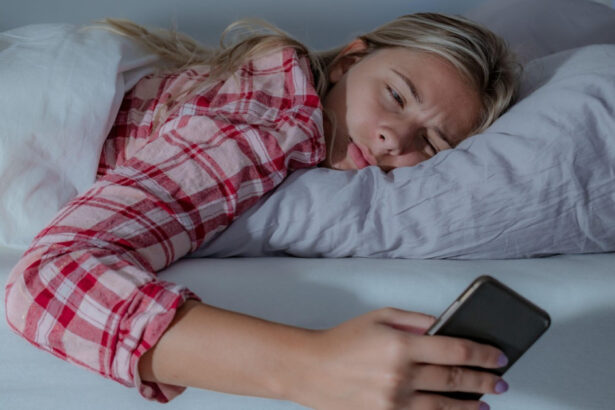 timpul petrecut pe ecrane in pat inainte de culcare duce la probleme de somn cum se poate combate insomnia 67f42913391fa