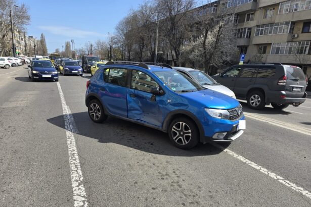 trei masini s au ciocnit pe bulevardul i c bratianu o soferita implicata in accident se urcase beata la volan 67f7d8c19f4a1