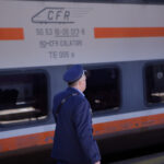 un barbat s a legat cu lant si lacat in fata unui tren in gara din targu mures a fost eliberat de echipajele de interventie 6810dd97b3efc