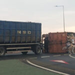un camion cu deseuri s a rasturnat pe breteaua de acces catre autostrada buzau focsani in zona vadu pasii traficul este blocat 67ef8fdeca872