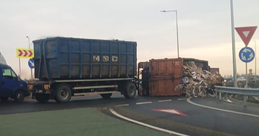 un camion cu deseuri s a rasturnat pe breteaua de acces catre autostrada buzau focsani in zona vadu pasii traficul este blocat 67ef8fdeca872
