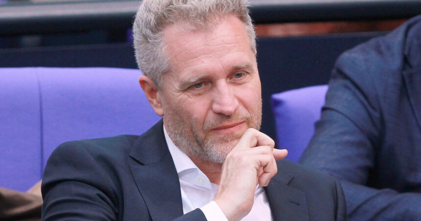 un eurodeputat german a ramas fara imunitate este anchetat pentru un fotomontaj cu personalitati publice care faceau salutul nazist 67ebda7154983