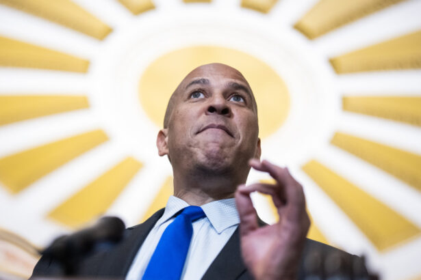 un senator american vorbeste de 14 ore la tribuna in semn de protest fata de politicile lui trump a provocat atatea pagube 67ec0b69665d0