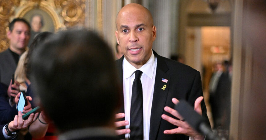 un senator democrat l a criticat pe trump timp de 25 de ore intr un discurs record in senatul sua 67ecfe3b73596