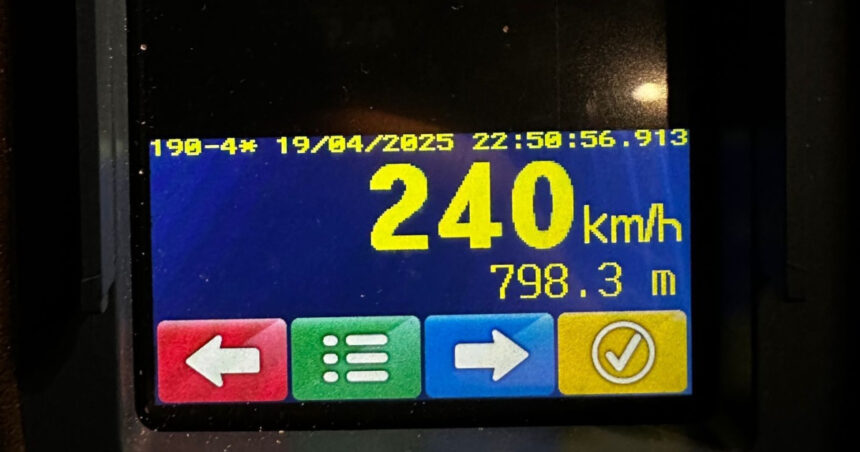 un sofer de 22 de ani a fost prins conducand cu 240 de km h amenda uriasa pe care a primit o 6804e6905e777