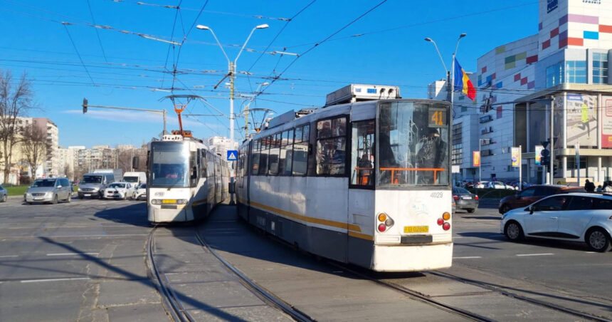 Un tramvai a deraiat în București, iar vagonul a lovit un motociclist rănit, blocând circulația pe mai multe linii. 1 un tramvai a deraiat in bucuresti vagonul a acrosat un motociclist care a fost ranit circulatie blocata pe mai multe linii 67fd446d409cc