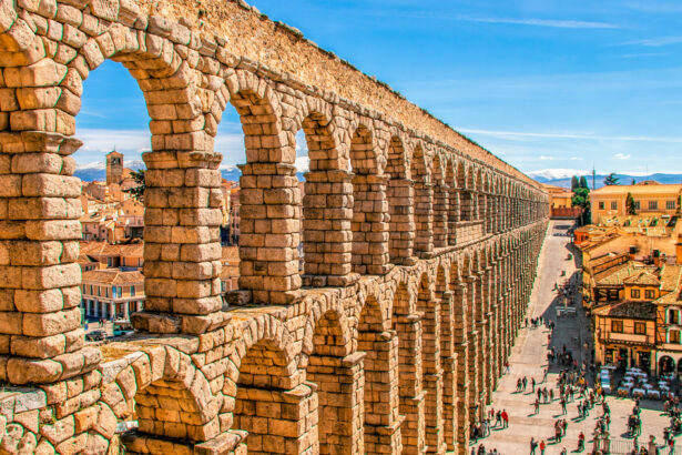un turist a murit in spania dupa ce a cazut de pe o terasa cu vedere spre un celebru apeduct roman 67fbf5e54ebb3