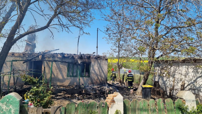 Alertă în județul Tulcea: O casă a ars în urma unui scurtcircuit electric 1 video alerta in judetul tulcea o casa a ars in urma unui scurtcircuit electric 68121e6c7ad6a
