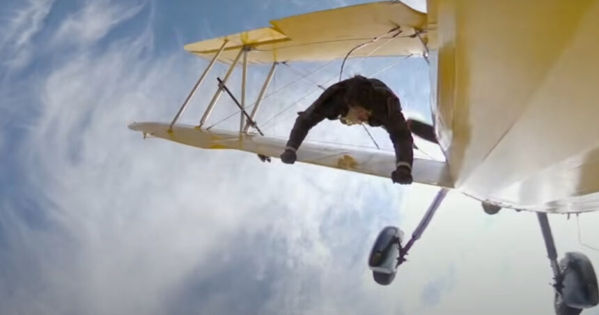 video cascadorie uimitoare a lui tom cruise la 2 400 metri altitudine cu vant de 225 km h pentru misiune imposibila 8 68022e835f9d0